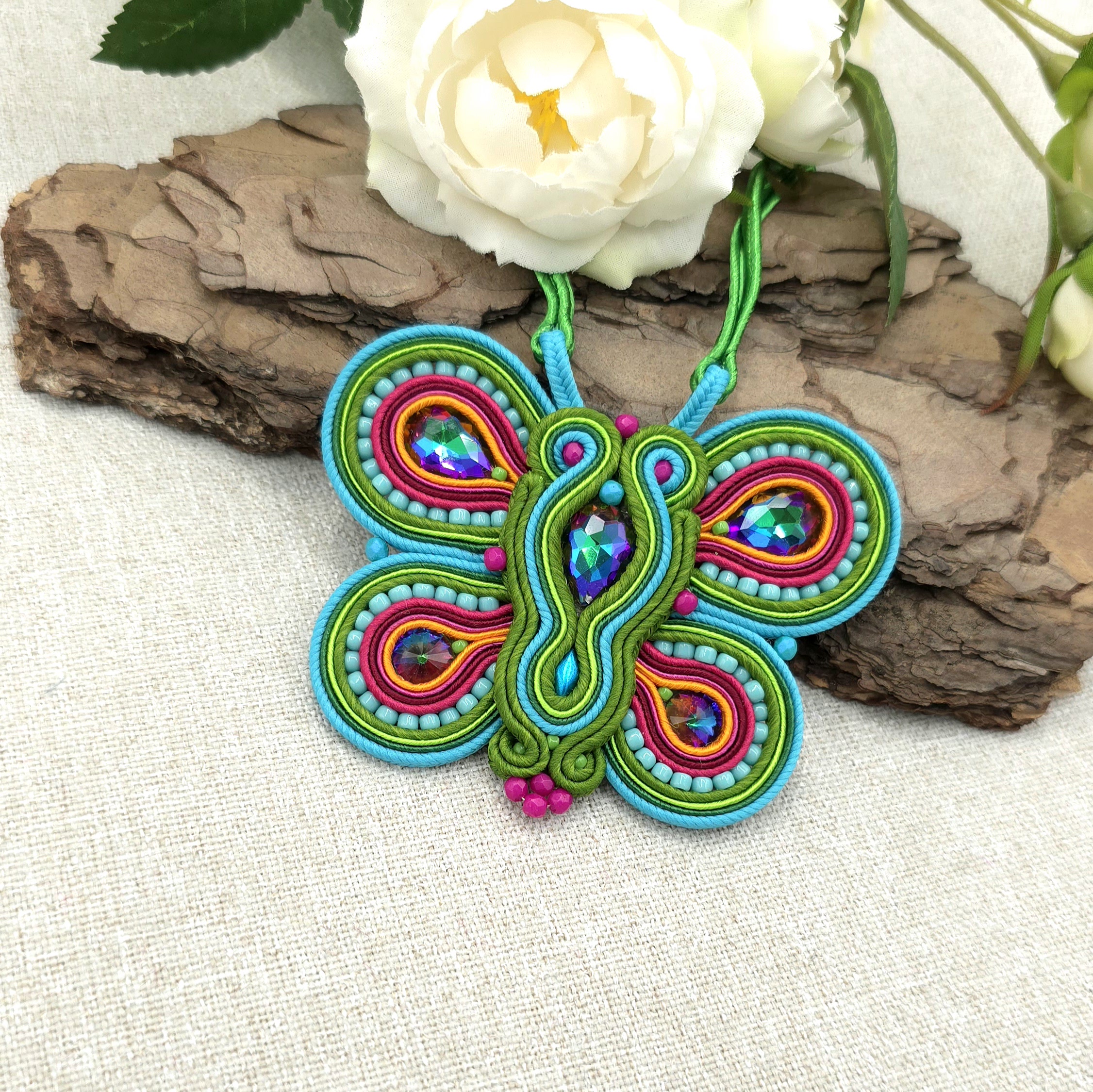 „Butterfly” wisior sutasz motyl kolorowy naszyjnik na wiosnę 01 - obrazek 2