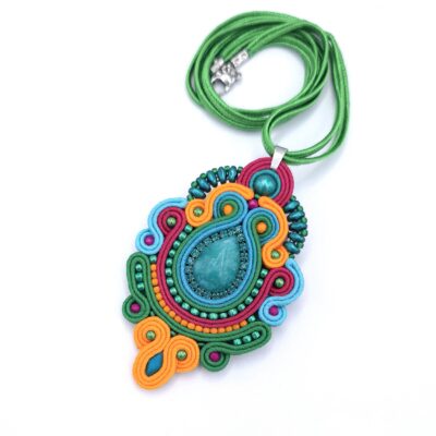 „Jade” wisior sutasz kolorowy barwny w stylu indyjskim z jadeitem