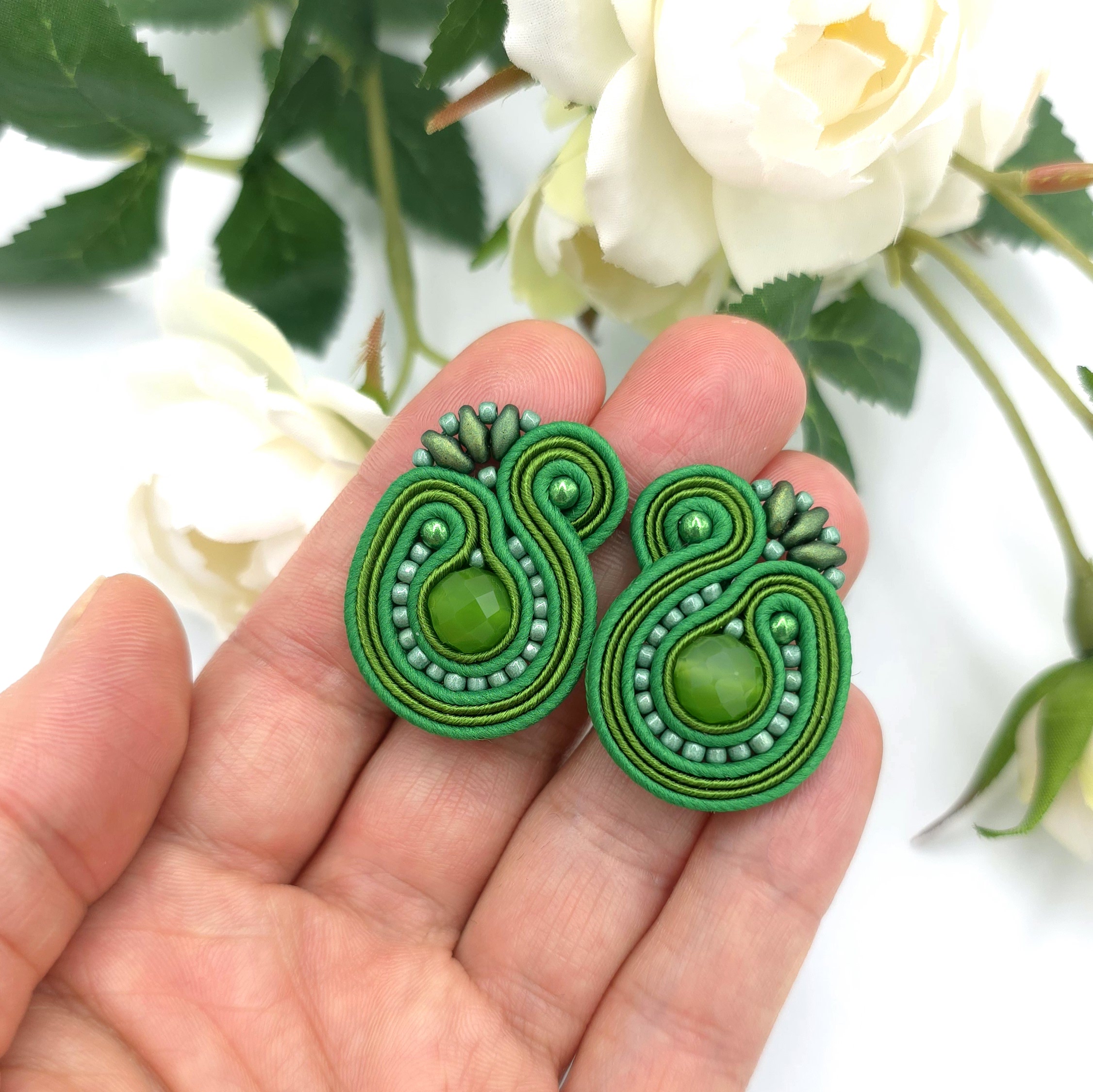 Kolczyki sutasz sztyfty zielone "Mila" z kulkami agatu brazylijskiego - obrazek 3