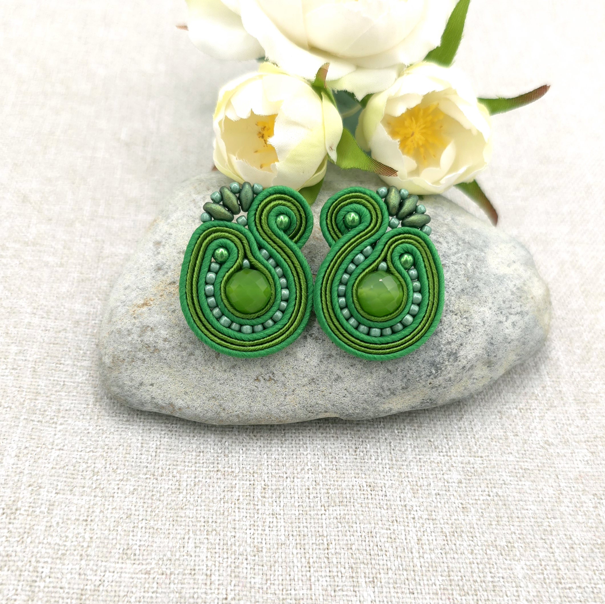 Kolczyki sutasz sztyfty zielone "Mila" z kulkami agatu brazylijskiego - obrazek 2