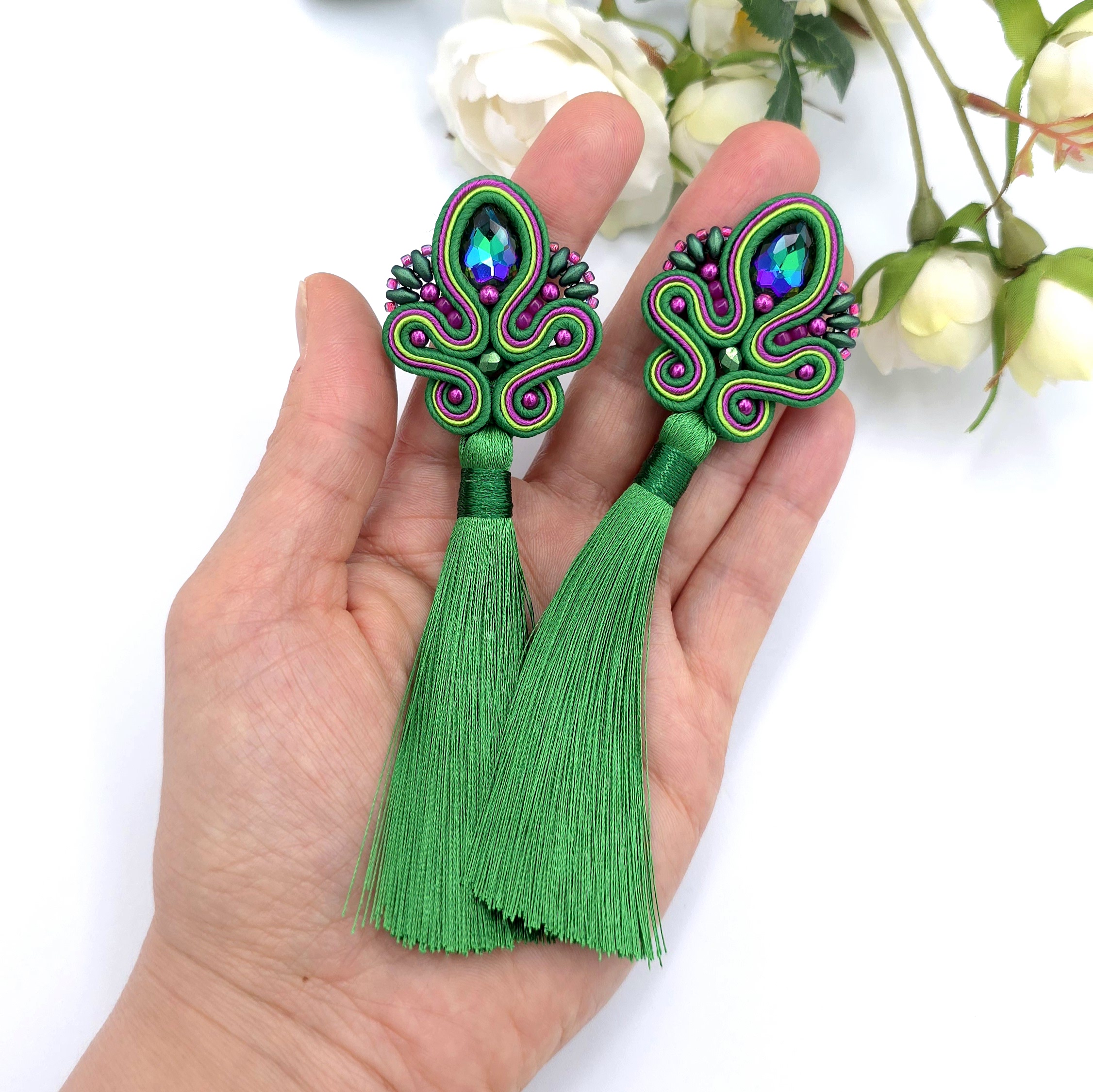 „Cosima” kolczyki sutasz z chwostami zielone długie kolorowe na lato - obrazek 3