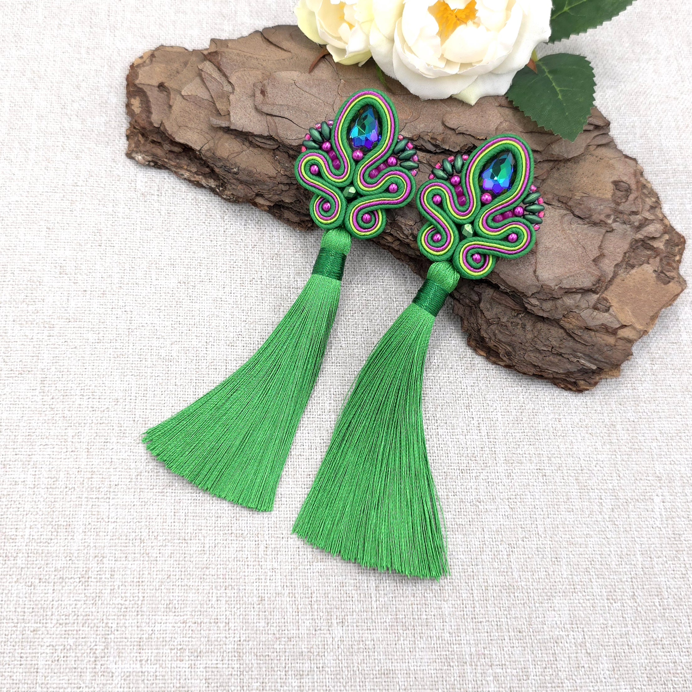 „Cosima” kolczyki sutasz z chwostami zielone długie kolorowe na lato - obrazek 2