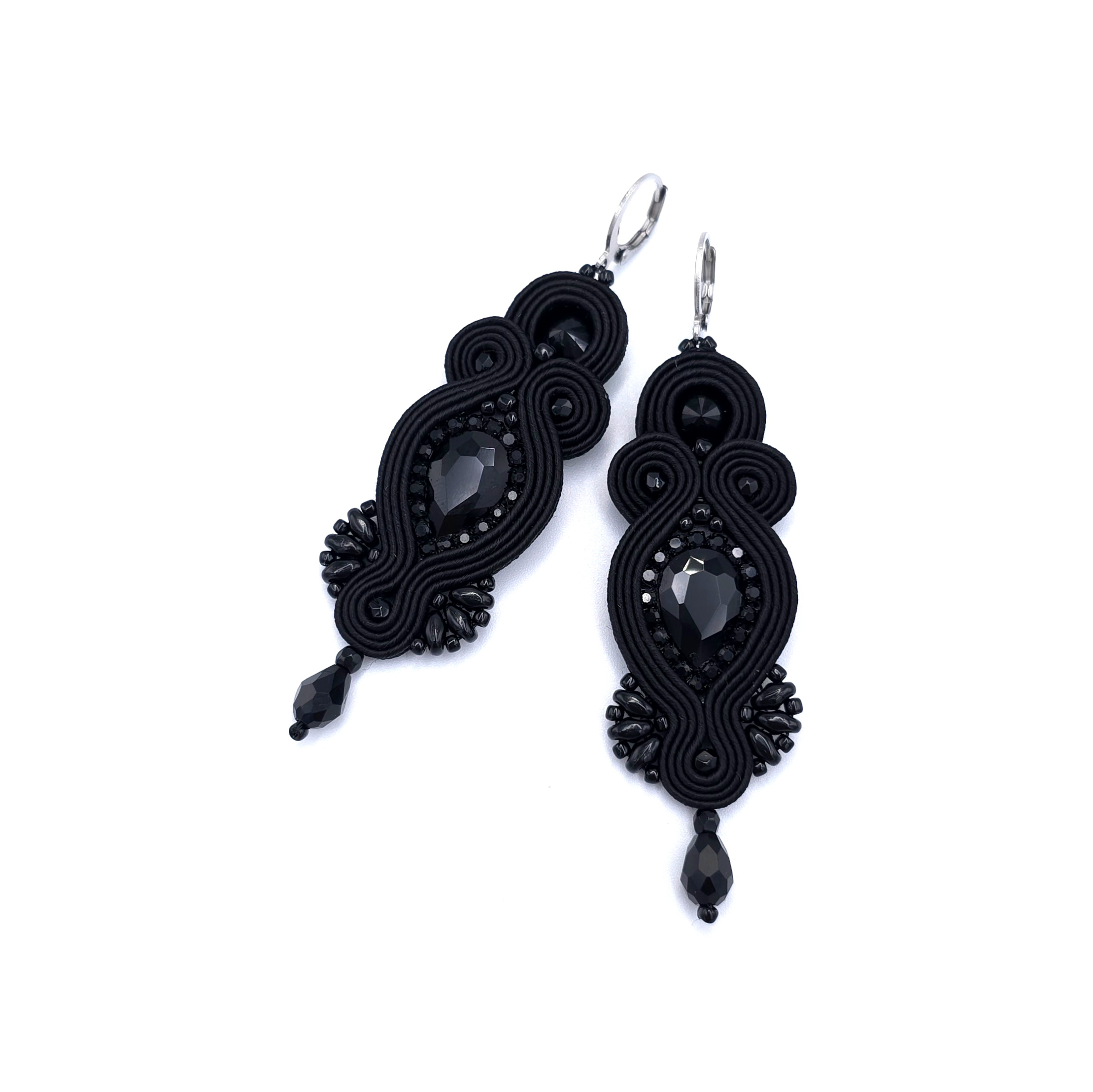 Kolczyki sutasz czarne „Orina” długie wiszące wieczorowe z kryształami