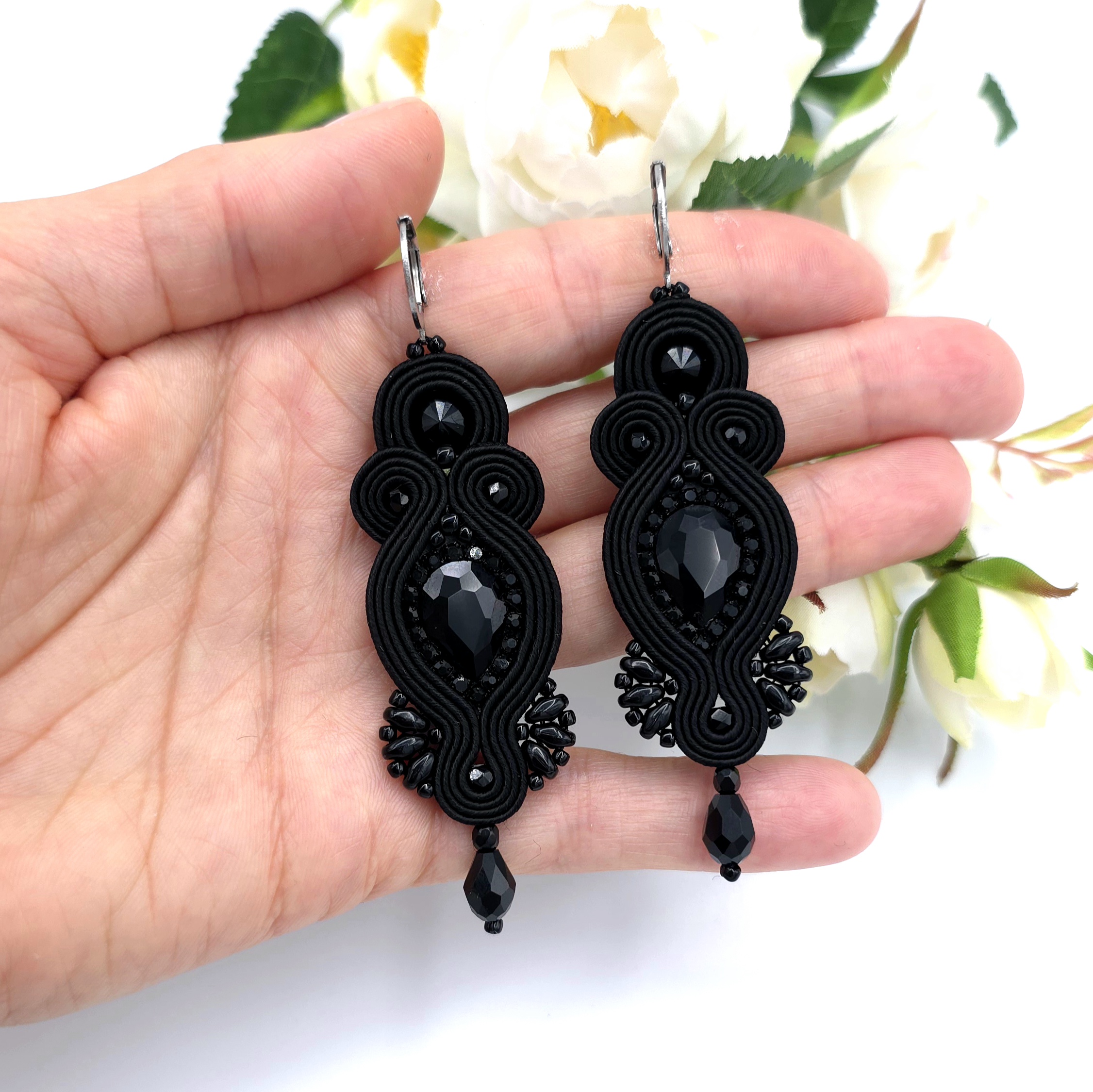 Kolczyki sutasz czarne „Orina” długie wiszące wieczorowe z kryształami - obrazek 3