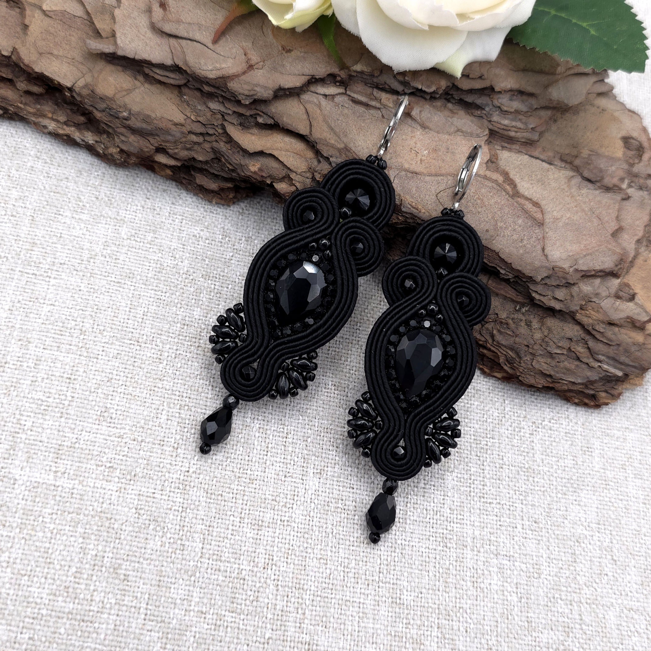 Kolczyki sutasz czarne „Orina” długie wiszące wieczorowe z kryształami - obrazek 2