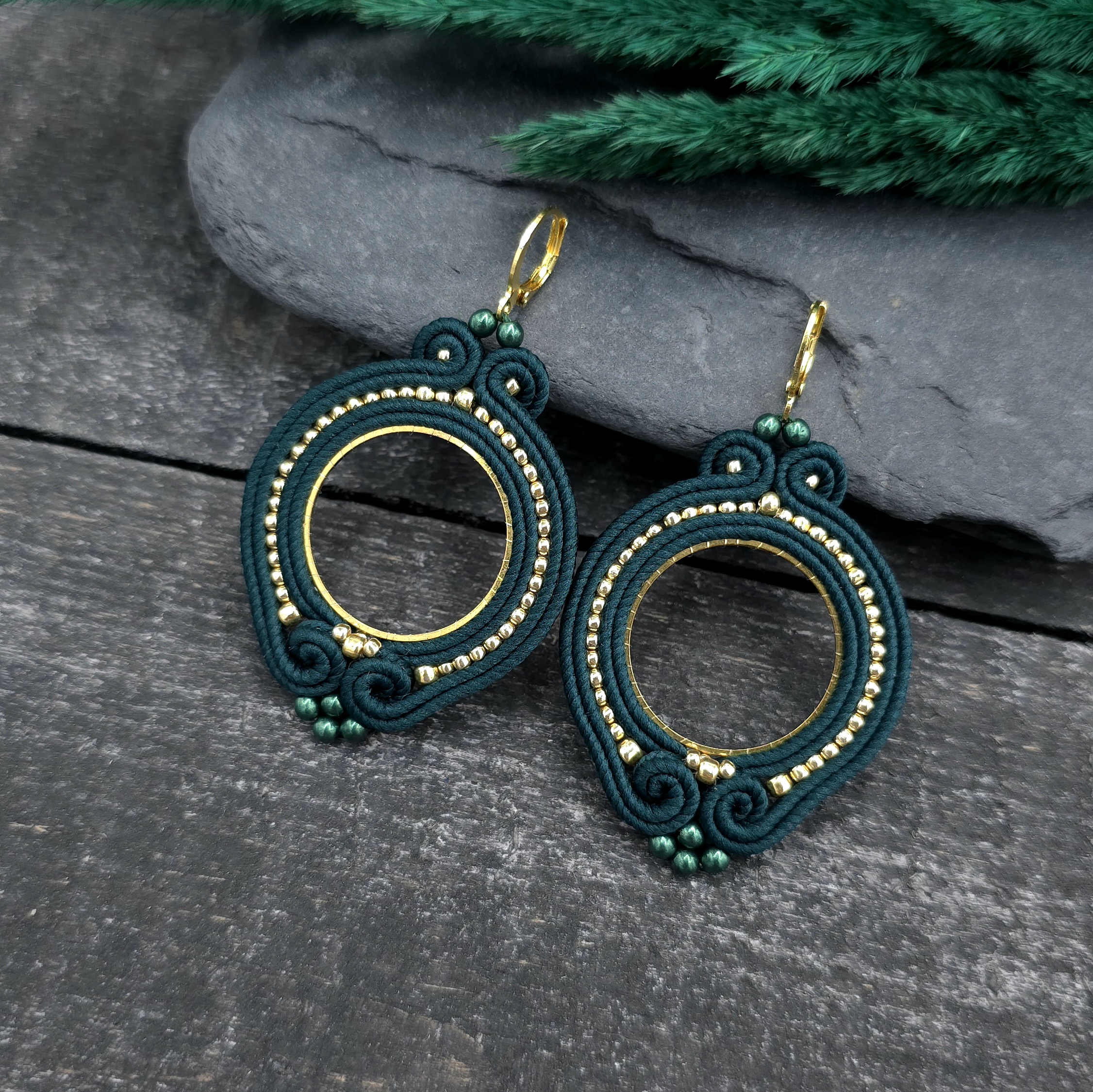 Kolczyki sutasz zielone kółka „Jolly” lekkie okrągłe romantyczne - obrazek 2