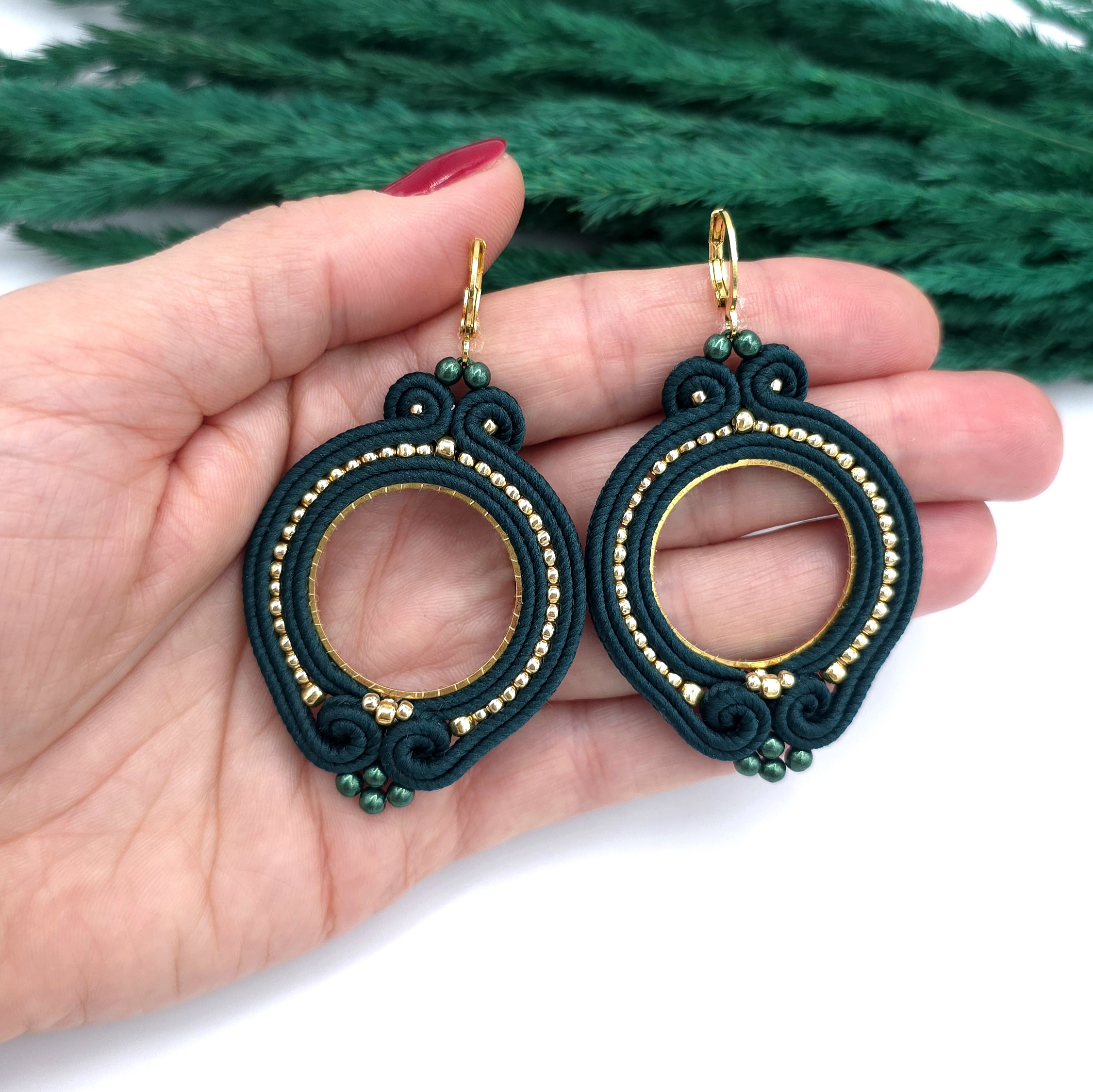 Kolczyki sutasz zielone kółka „Jolly” lekkie okrągłe romantyczne - obrazek 3