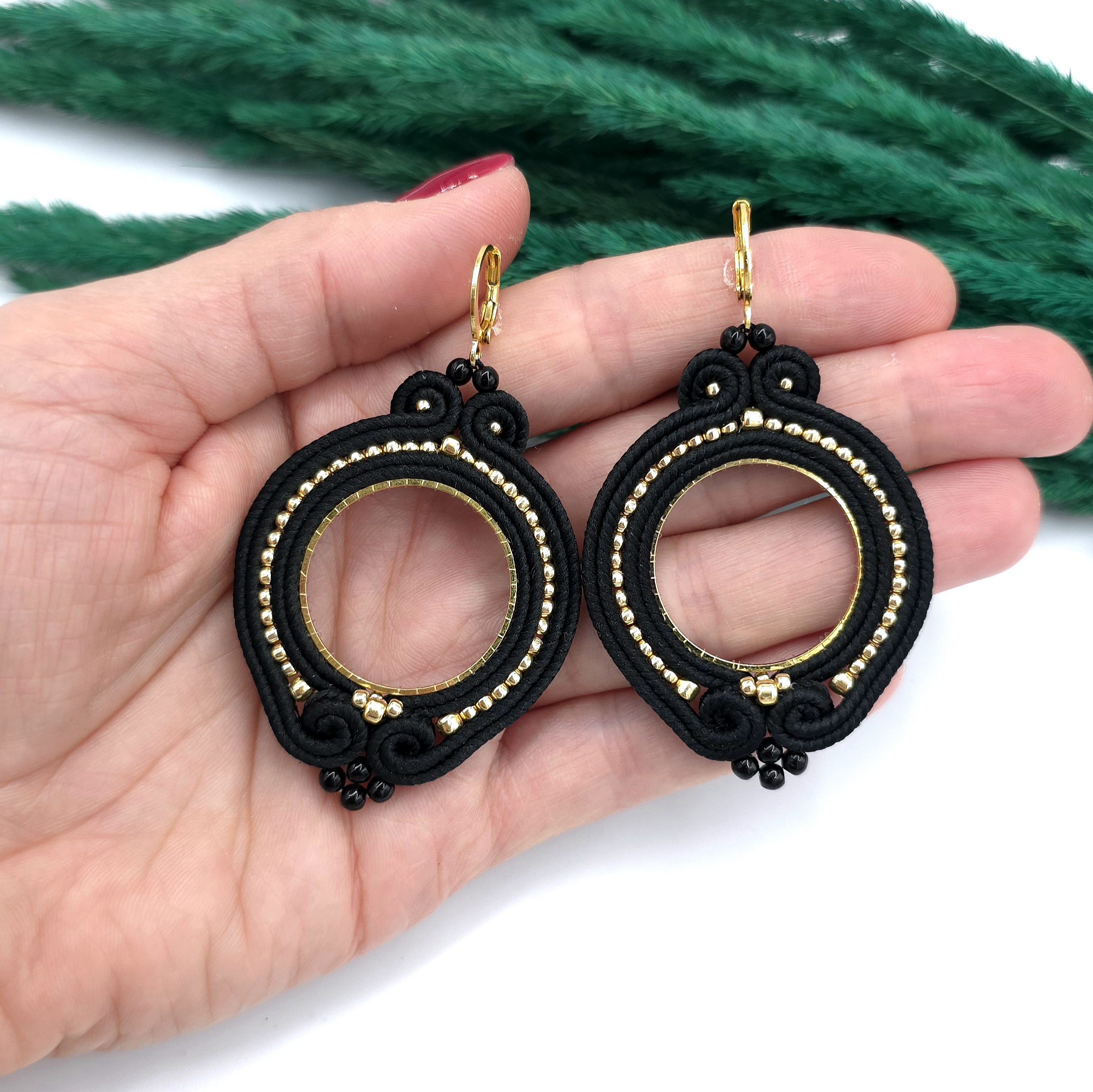 Kolczyki sutasz czarne kółka „Jolly” lekkie okrągłe romantyczne - obrazek 3