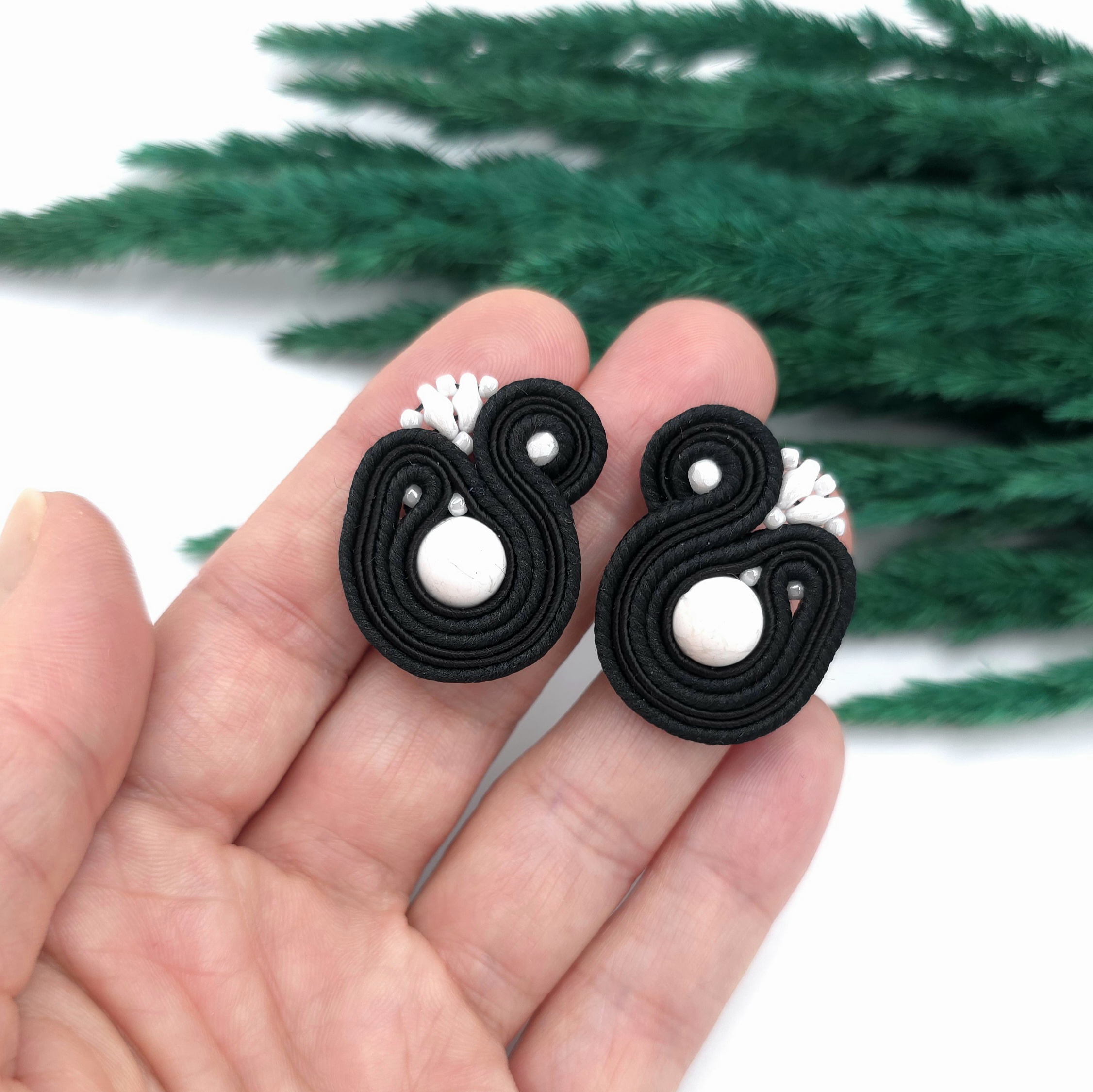 Kolczyki sutasz biało czarne sztyfty "Largo" z howlitem małe lekkie - obrazek 3