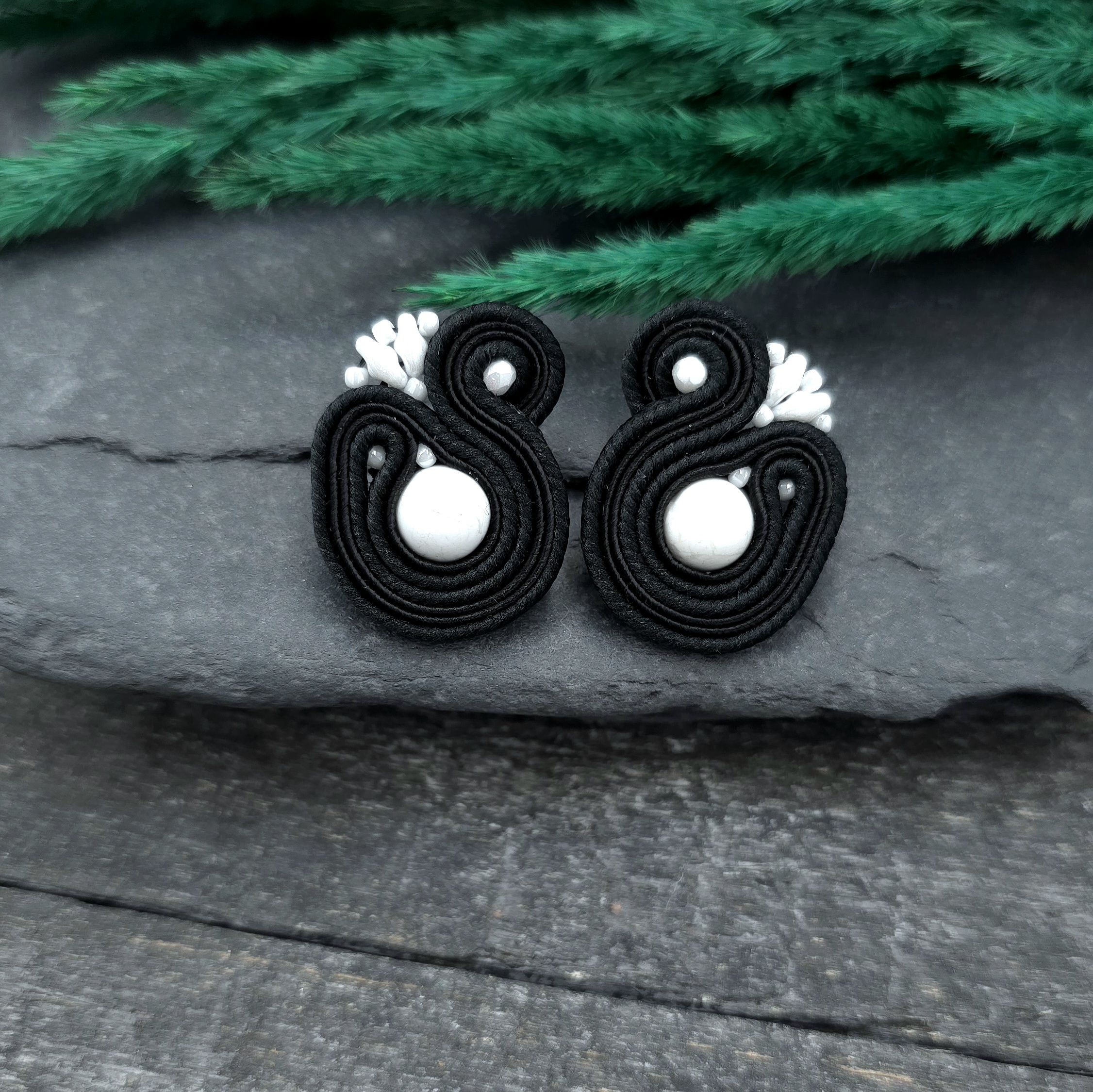 Kolczyki sutasz biało czarne sztyfty "Largo" z howlitem małe lekkie - obrazek 2