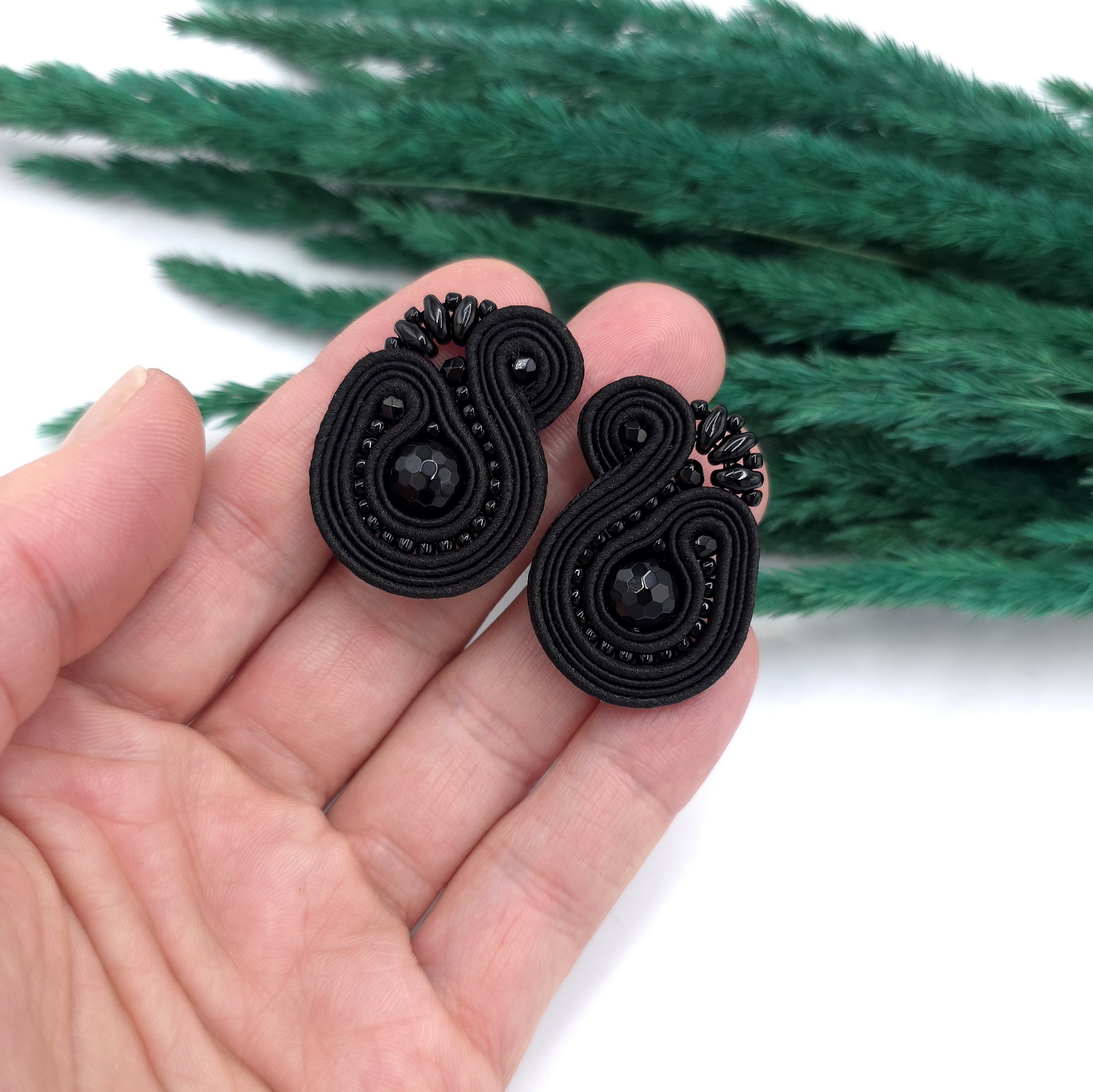 Kolczyki sutasz sztyfty czarne "Mila" małe z kulkami onyksu - obrazek 3