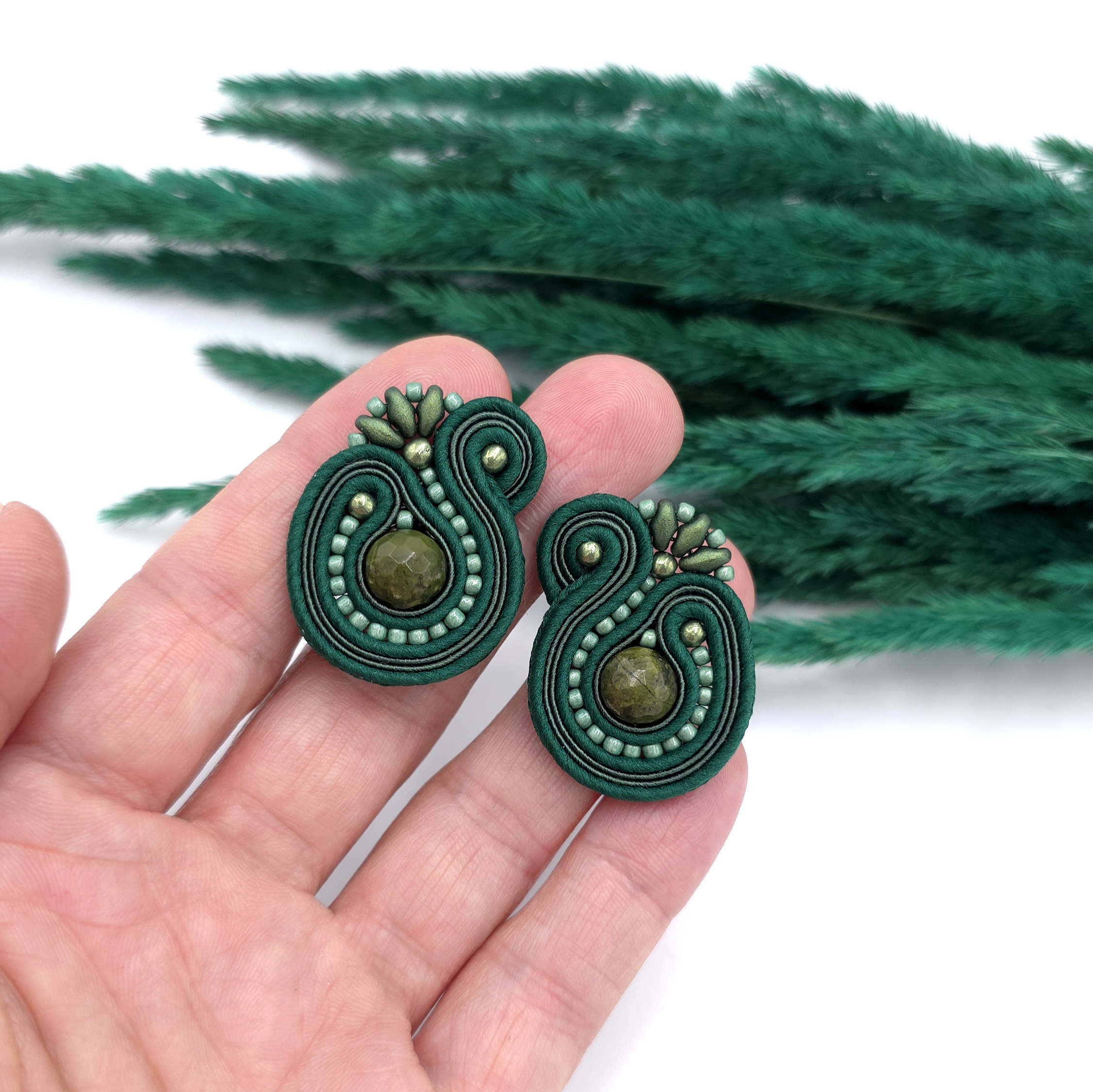 Kolczyki sutasz sztyfty zielone "Mila" małe z kulkami unakitu - obrazek 3