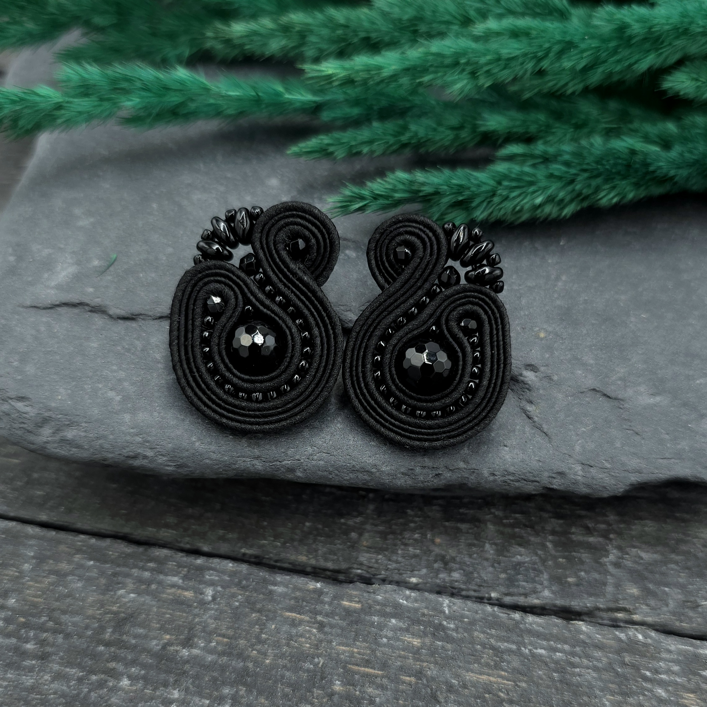 Kolczyki sutasz sztyfty czarne "Mila" małe z kulkami onyksu - obrazek 2