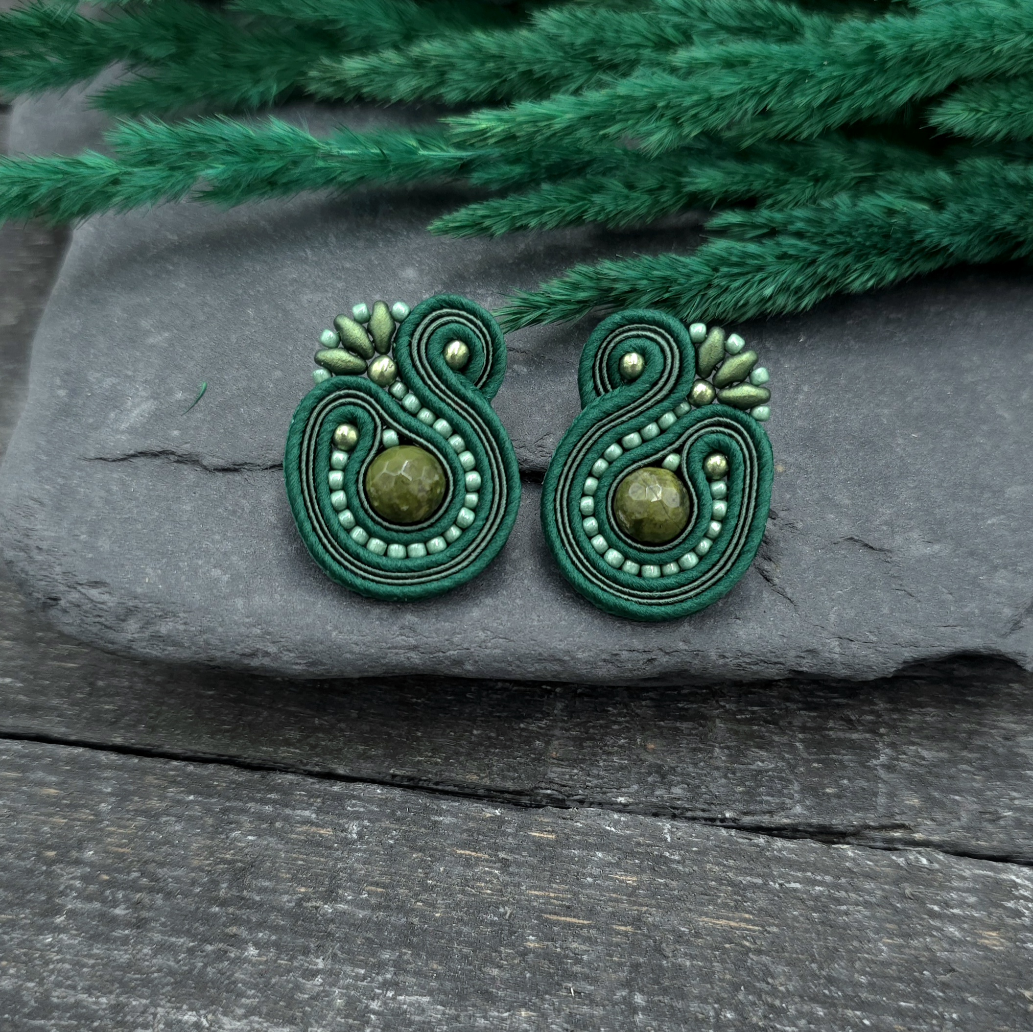 Kolczyki sutasz sztyfty zielone "Mila" małe z kulkami unakitu - obrazek 2