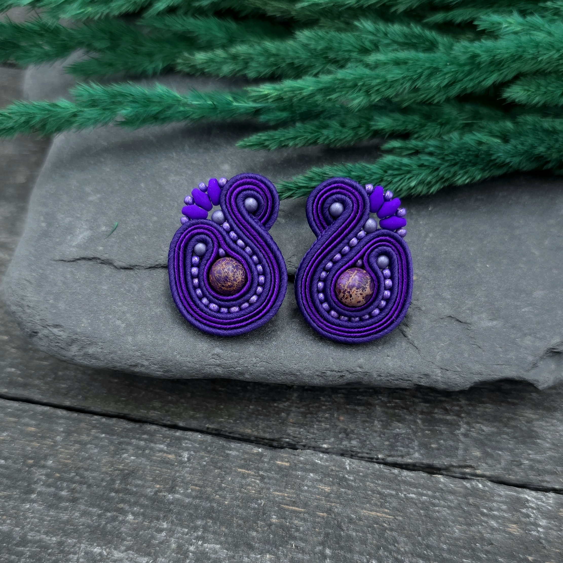 Kolczyki sutasz sztyfty fioletowe "Mila" małe z kulkami jaspisu - obrazek 2