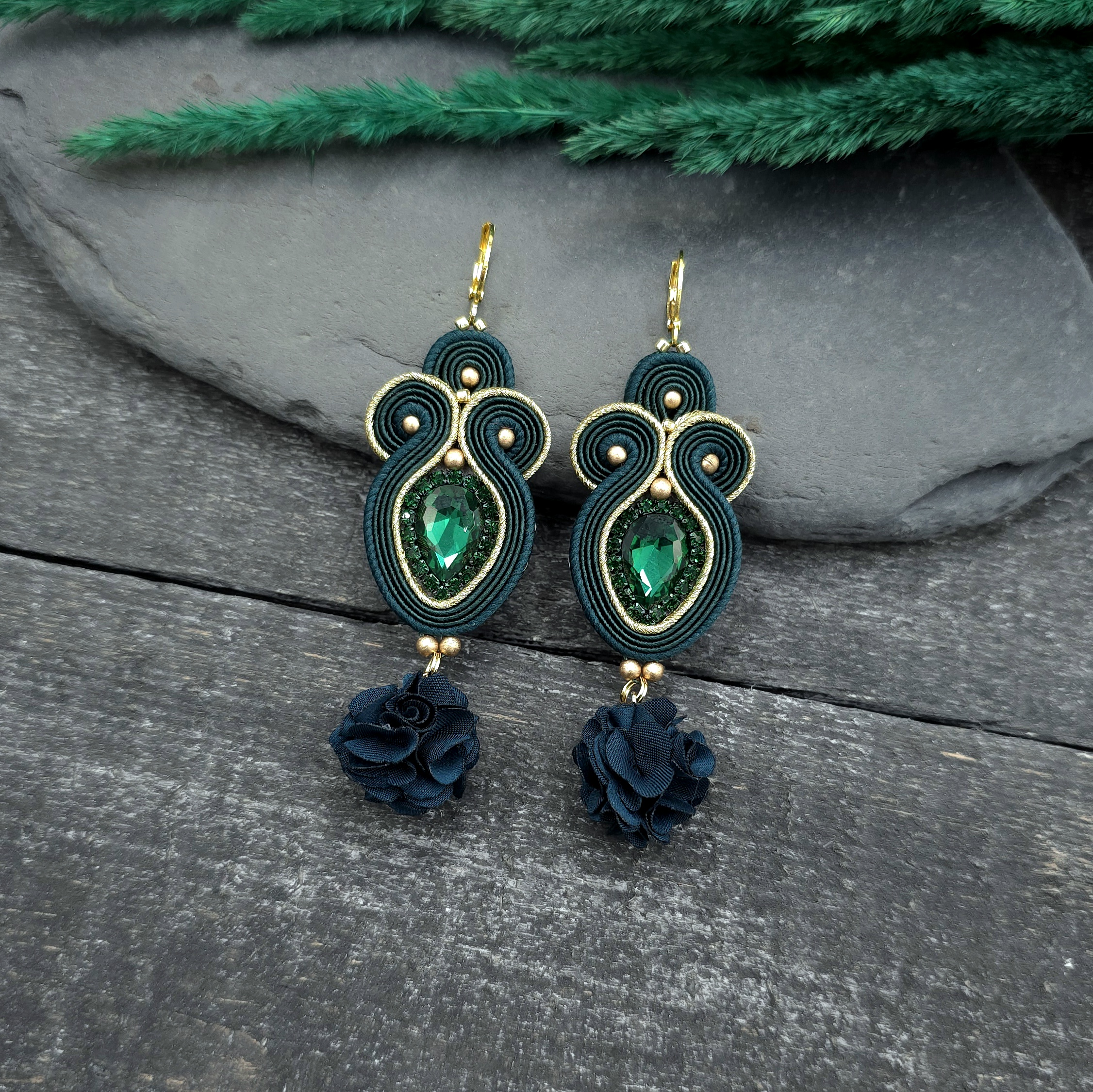 Kolczyki sutasz złoto zielone "Rosalia" z kryształkiem i kwiatkiem - obrazek 2