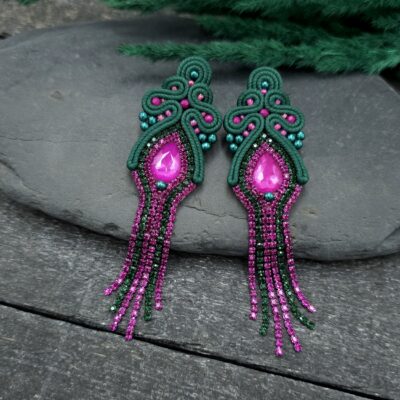 Kolczyki sutasz zielone fuksjowe z cyrkoniami długie błyszczące na drewnie i kamieniu