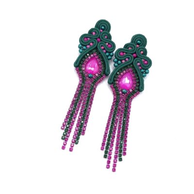 Kolczyki sutasz zielone fuksjowe z cyrkoniami długie błyszczące na białym tle