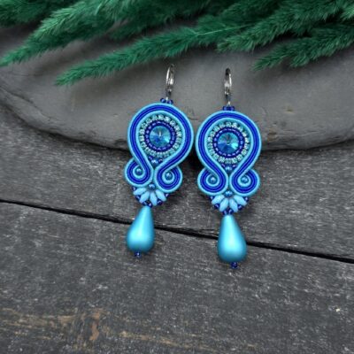 To są kolczyki sutasz w kolorze niebieskim z dużymi łezkami.