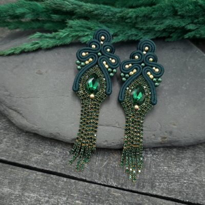 Kolczyki sutasz zielone szmaragdowe złote z cyrkoniami handmade długie wiszące błyszczące wieczorowe romantyczne biżuteria artystyczna na drewnie i kamieniu