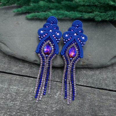 Kolczyki sutasz niebieskie chabrowe liliowe fioletowe z cyrkoniami handmade długie błyszczące wieczorowe biżuteria artystyczna na drewnie i kamieniu