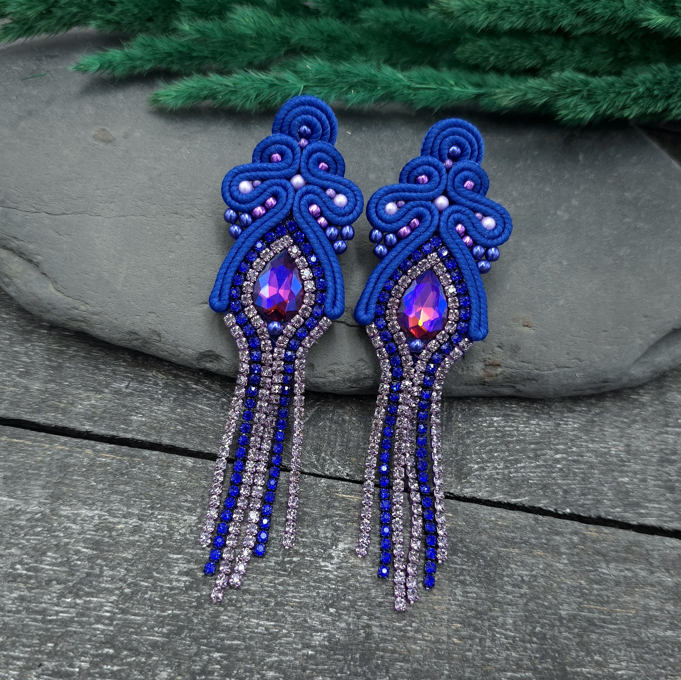 Kolczyki sutasz niebieskie chabrowe liliowe fioletowe z cyrkoniami handmade długie błyszczące wieczorowe biżuteria artystyczna na drewnie i kamieniu