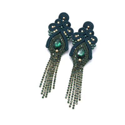 Kolczyki sutasz zielone szmaragdowe złote z cyrkoniami handmade długie wiszące błyszczące wieczorowe romantyczne biżuteria artystyczna na białym tle