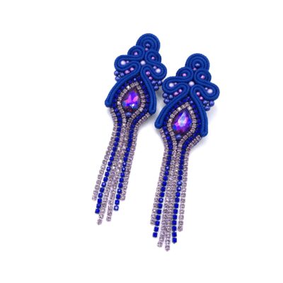 Kolczyki sutasz niebieskie fioletowe z cyrkoniami handmade długie błyszczące wieczorowe biżuteria artystyczna na białym tle