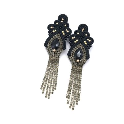Kolczyki sutasz czarne złote z cyrkoniami handmade długie wiszące błyszczące wieczorowe romantyczne biżuteria artystyczna marki Katrina Rossa na białym tle