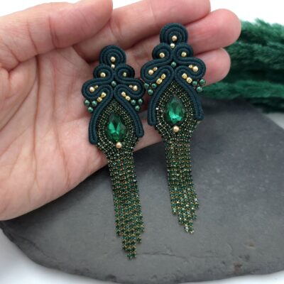 Kolczyki sutasz zielone szmaragdowe złote z cyrkoniami handmade długie wiszące błyszczące wieczorowe romantyczne biżuteria artystyczna marki Katrina Rossa na dłoni