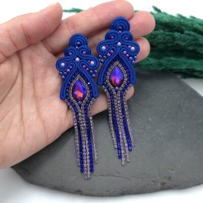 Kolczyki sutasz niebieskie chabrowe liliowe fioletowe z cyrkoniami handmade długie błyszczące wieczorowe biżuteria artystyczna na dłoni