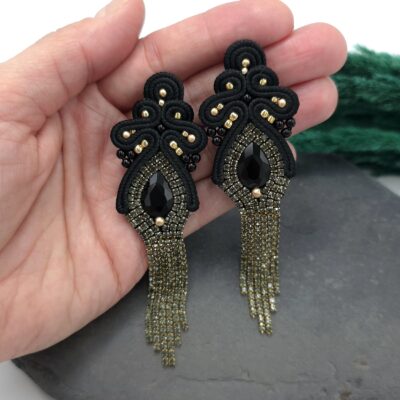 Kolczyki sutasz czarne złote z cyrkoniami handmade długie wiszące błyszczące wieczorowe romantyczne biżuteria artystyczna marki Katrina Rossa na dłoni