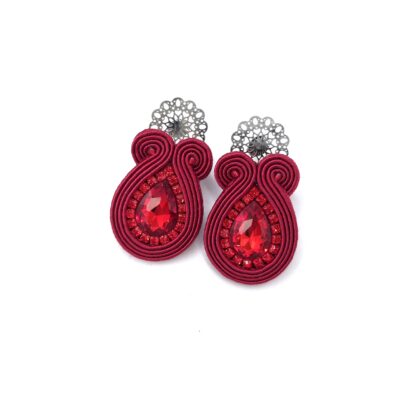 Kolczyki sutasz handmade czerwone sztyfty małe codzienne biznesowe lekkie z kryształkami biżuteria artystyczna marki Katrina Rossa na białym tle