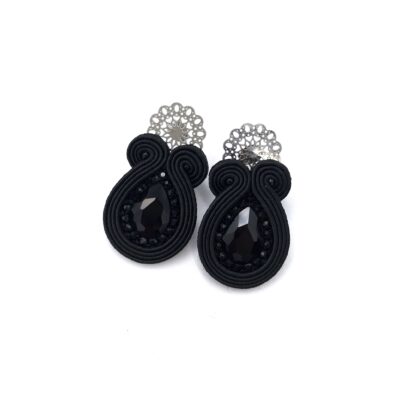 Kolczyki sutasz handmade czarne sztyfty małe codzienne biznesowe lekkie z kryształkami biżuteria artystyczna marki Katrina Rossa na białym tle