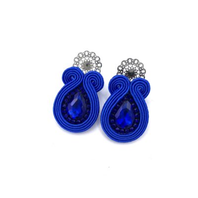 Kolczyki sutasz handmade niebieskie chabrowe sztyfty małe codzienne biznesowe lekkie z kryształkami biżuteria artystyczna marki Katrina Rossa na białym tle