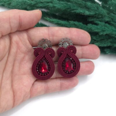 Kolczyki sutasz handmade bordowe sztyfty małe codzienne biznesowe lekkie z kryształkami biżuteria artystyczna marki Katrina Rossa na dłoni