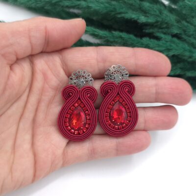 Kolczyki sutasz handmade czerwone sztyfty małe codzienne biznesowe lekkie z kryształkami biżuteria artystyczna marki Katrina Rossa na dłoni