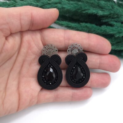 Kolczyki sutasz handmade czarne sztyfty małe codzienne biznesowe lekkie z kryształkami biżuteria artystyczna marki Katrina Rossa na dłoni