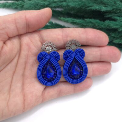 Kolczyki sutasz handmade niebieskie chabrowe sztyfty małe codzienne biznesowe lekkie z kryształkami biżuteria artystyczna marki Katrina Rossa na dłoni