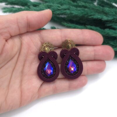 Kolczyki sutasz handmade fioletowe bakłażanowe sztyfty małe codzienne biznesowe lekkie z kryształkami biżuteria artystyczna marki Katrina Rossa na dłoni