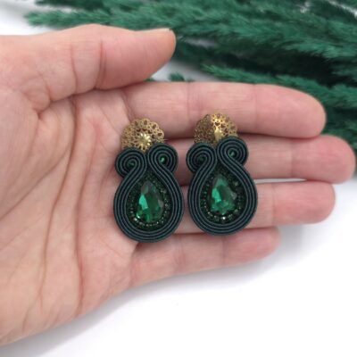 Kolczyki sutasz handmade zielone sztyfty małe codzienne biznesowe lekkie z kryształkami biżuteria artystyczna marki Katrina Rossa na dłoni