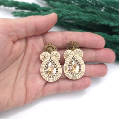 Kolczyki sutasz handmade kremowe ecru sztyfty małe codzienne biznesowe lekkie z kryształkami biżuteria artystyczna marki Katrina Rossa na dłoni