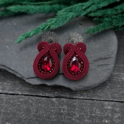 Kolczyki sutasz handmade bordowe sztyfty małe codzienne biznesowe lekkie z kryształkami biżuteria artystyczna marki Katrina Rossa na drewnie i kamieniu