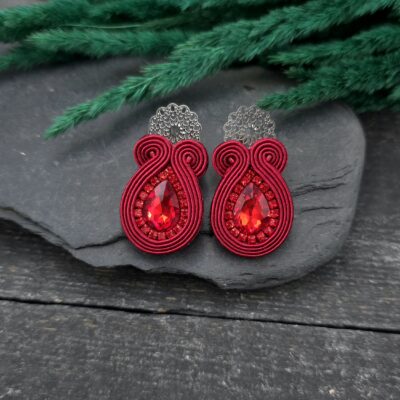 Kolczyki sutasz handmade czerwone sztyfty małe codzienne biznesowe lekkie z kryształkami biżuteria artystyczna marki Katrina Rossa na drewnie i kamieniu