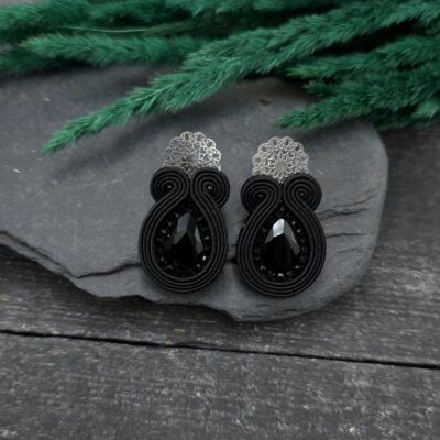 Kolczyki sutasz handmade czarne sztyfty małe codzienne biznesowe lekkie z kryształkami biżuteria artystyczna marki Katrina Rossa na drewnie i kamieniu