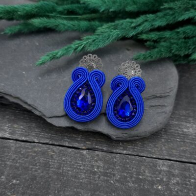 Kolczyki sutasz handmade niebieskie chabrowe sztyfty małe codzienne biznesowe lekkie z kryształkami biżuteria artystyczna marki Katrina Rossa na drewnie i kamieniu