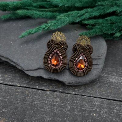 Kolczyki sutasz handmade brązowe sztyfty małe codzienne biznesowe lekkie z kryształkami biżuteria artystyczna marki Katrina Rossa na drewnie i kamieniu