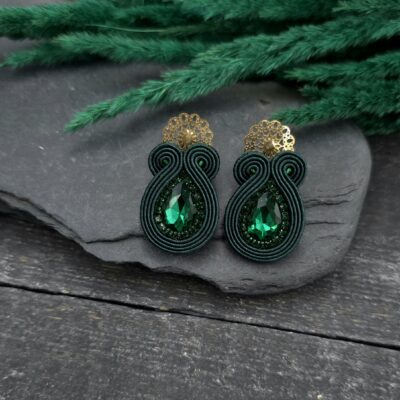 Kolczyki sutasz handmade zielone sztyfty małe codzienne biznesowe lekkie z kryształkami biżuteria artystyczna marki Katrina Rossa na drewnie i kamieniu