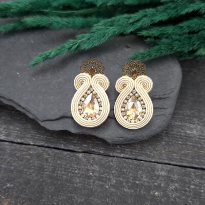 Kolczyki sutasz handmade kremowe ecru sztyfty małe codzienne biznesowe lekkie z kryształkami biżuteria artystyczna marki Katrina Rossa na drewnie i kamieniu