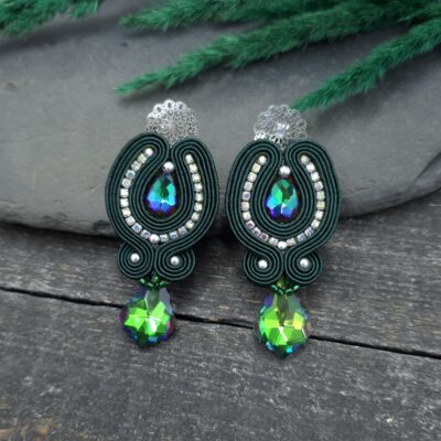 Kolczyki sutasz zielone sztyfty wieczorowe handmade długie błyszczące eleganckie z kryształkami biżuteria artystyczna marki Katrina Rossa na drewnie i kamieniu